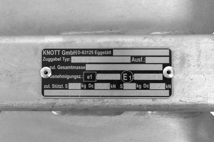 Attelage à boule KNOTT KQ14-A+KZE7.5 pour remorque de 750 kg avec timon en V
